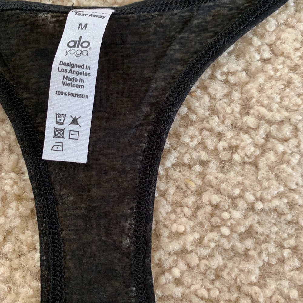 { ALO Yoga } Arrow Tank in Black - Picture 4 of 6